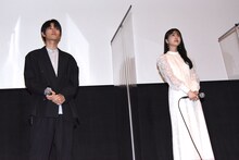 左から萩原利久、久保史緒里。