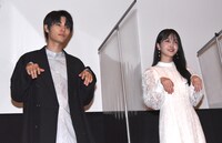 左から萩原利久、久保史緒里。