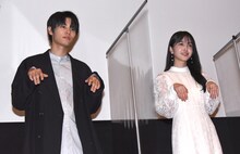 左から萩原利久、久保史緒里。