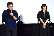 左から是枝裕和、松岡茉優。