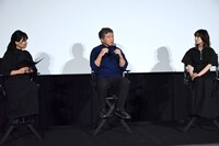 左からファシリテーターの立田敦子、是枝裕和、松岡茉優。