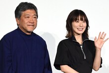 左から是枝裕和、松岡茉優。