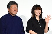 左から是枝裕和、松岡茉優。