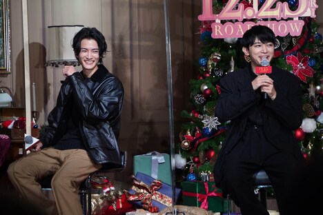 左から渡邊圭祐、吉沢亮。