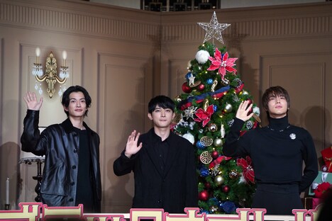 左から渡邊圭祐、吉沢亮、中川大志。