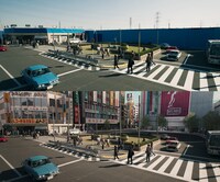 「月の満ち欠け」より、1980年代の東京・高田馬場駅前を再現したセットの様子（上）。下は合成処理後。