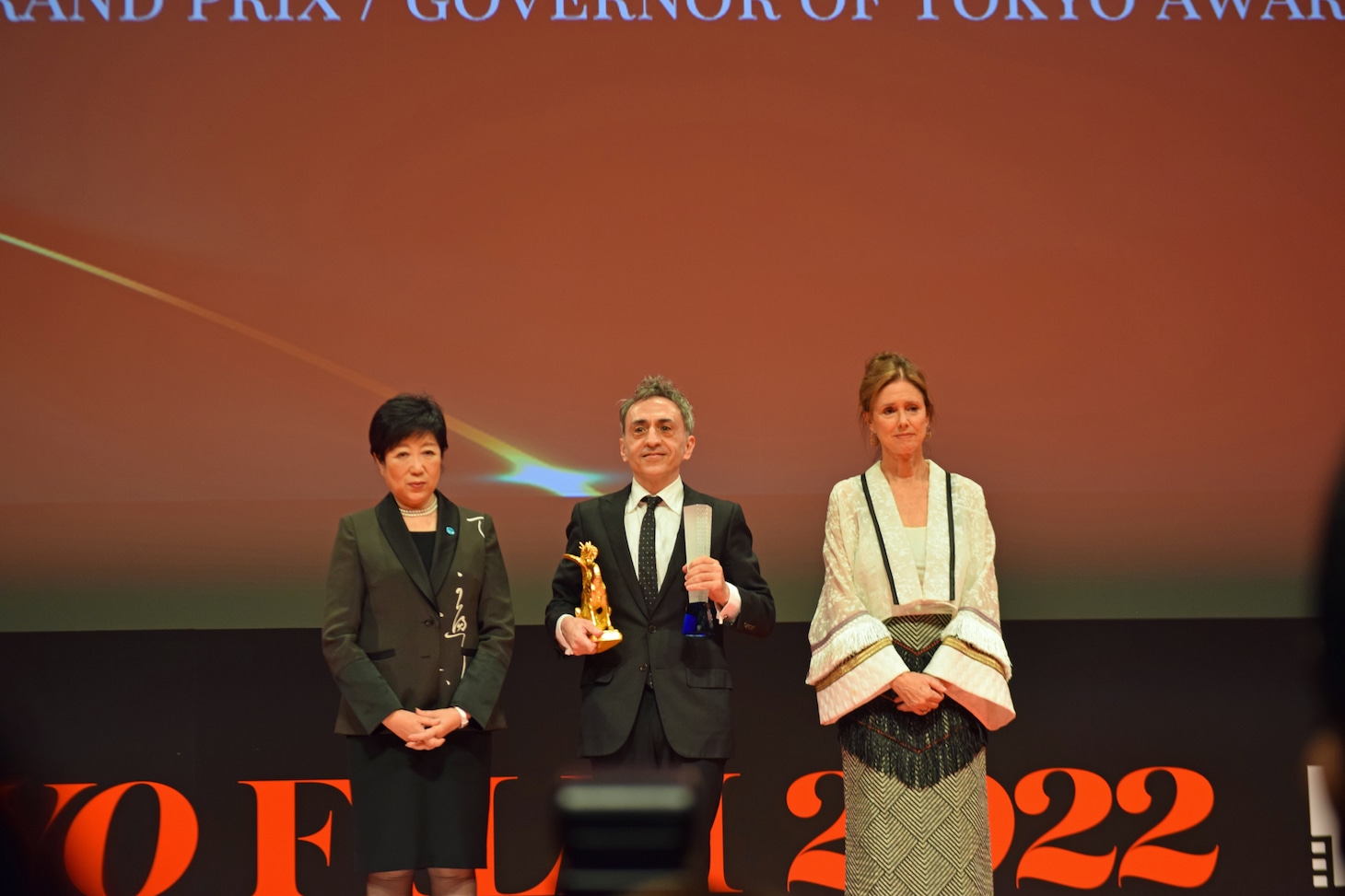 左から東京都知事の小池百合子、ロドリゴ・ソロゴイェンに代わって登壇したラテン・ビート映画祭プログラミングディレクターのアルベルト・カレロ・ルゴ、ジュリー・テイモア。
