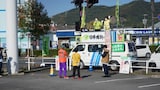 日本維新の会候補の街宣を聞くDARTHREIDERとプチ鹿島。