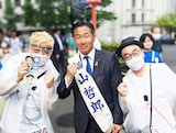 左からDARTHREIDER、福山哲郎、プチ鹿島。