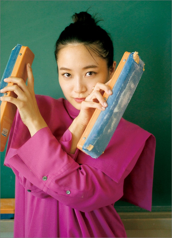 「深川麻衣 第3弾オフィシャル卓上カレンダー2023」使用カット