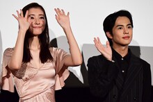 左から宮本茉由、奥野壮。