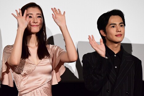 左から宮本茉由、奥野壮。