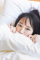 吉岡里帆Wアニバーサリー写真集「日日」より、朝のベッドシーン。