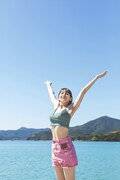 吉岡里帆Wアニバーサリー写真集「日日」より、お昼の島散歩。
