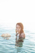 吉岡里帆Wアニバーサリー写真集「日日」より、夕暮れの海。