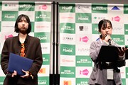 左から学生審査員の高野志歩、山辺愛咲子。
