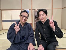 左から角田晃広、杉野遥亮。