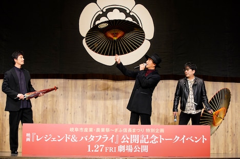 左から伊藤英明、木村拓哉、大友啓史。