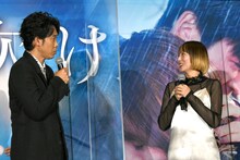 ぼやき続ける大泉洋（左）をたしなめる柴咲コウ（右）。