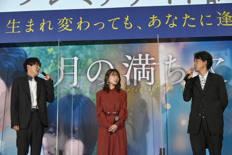 目黒蓮（左）をTEAM NACSに勧誘する大泉洋（右）と、2人のやり取りを見守る有村架純（中央）。