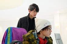 左から波佐間永介役の妻夫木聡、白瀬剛人役の日向亘。