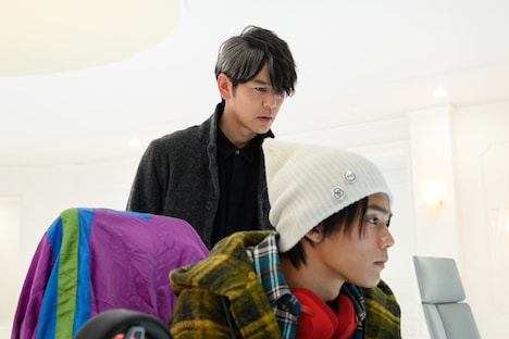 左から波佐間永介役の妻夫木聡、白瀬剛人役の日向亘。