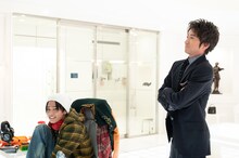 左から白瀬剛人役の日向亘、下山田譲役の藤原竜也。