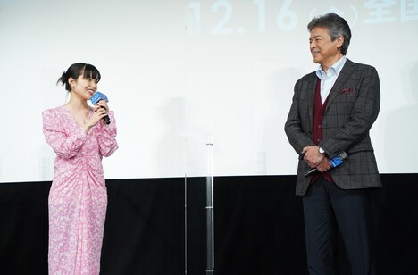 左から岸井ゆきの、三浦友和。