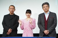 「ケイコ 目を澄ませて」完成披露試写会の様子。左から三宅唱、岸井ゆきの、三浦友和。