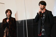 左から安井謙太郎、鈴木拡樹。
