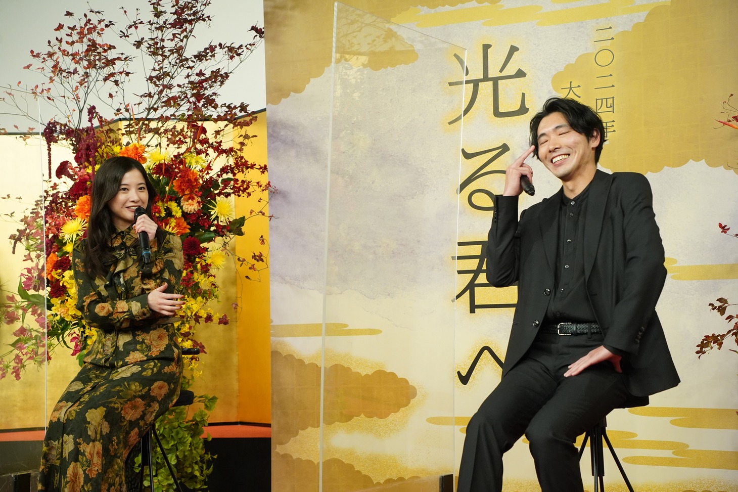 左から吉高由里子、柄本佑。
