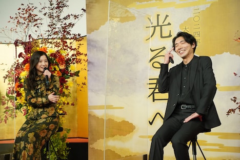 左から吉高由里子、柄本佑。