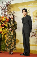 左から吉高由里子、柄本佑。