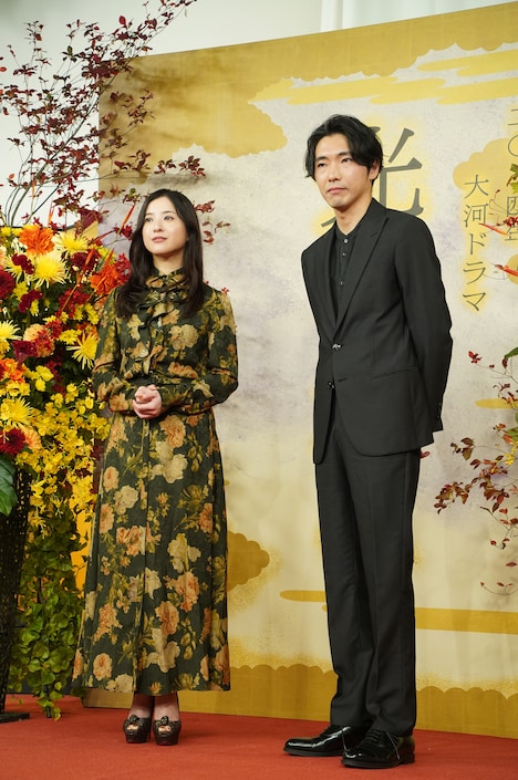 左から吉高由里子、柄本佑。