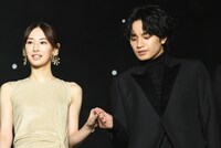 北川景子（左）をエスコートする中島健人（右）。