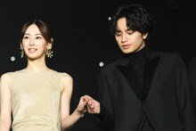 北川景子（左）をエスコートする中島健人（右）。