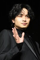 カメラに手を振る中島健人。