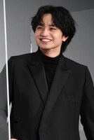 笑顔を見せる中島健人。