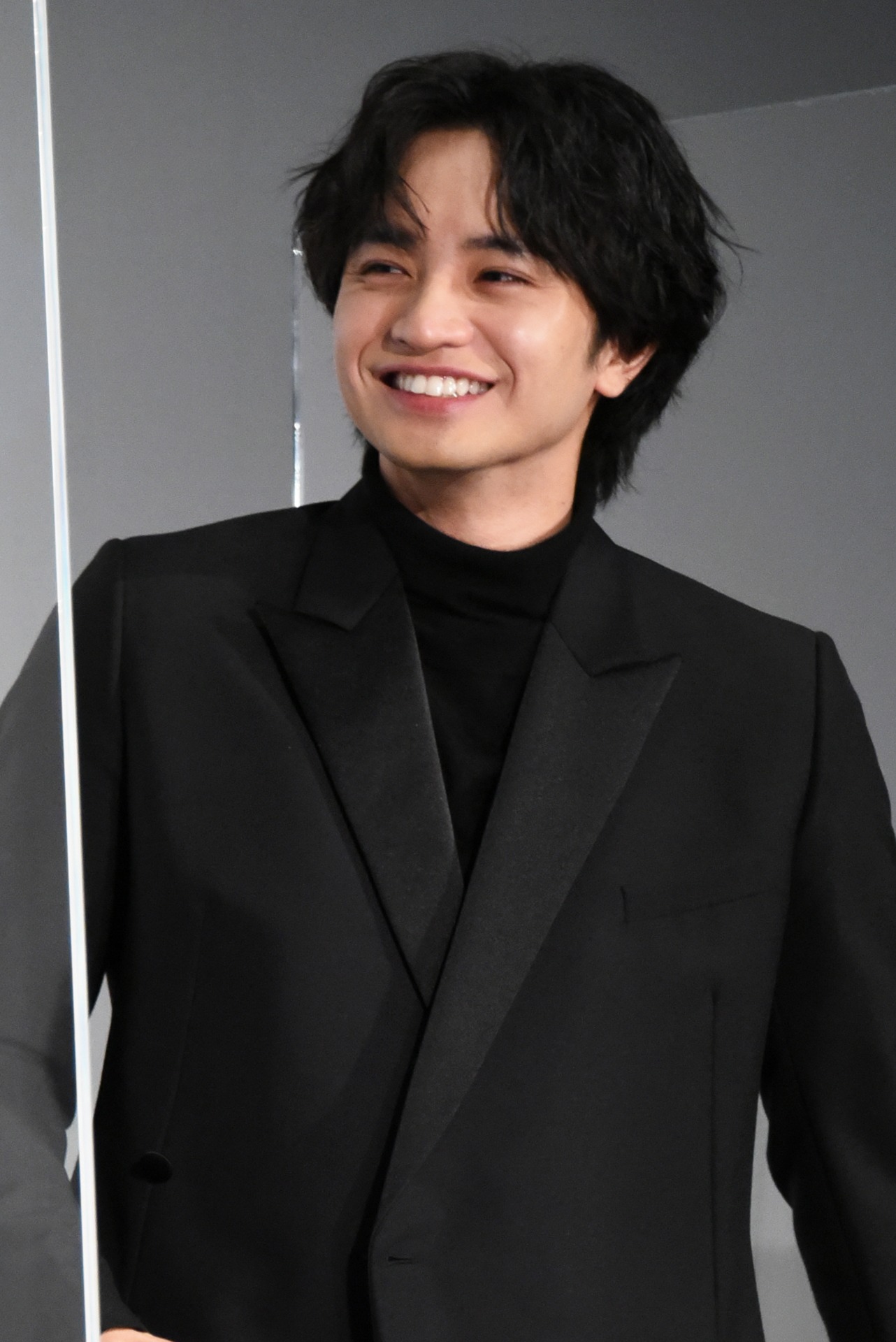 笑顔を見せる中島健人。