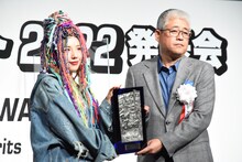 仲里依紗（左）。