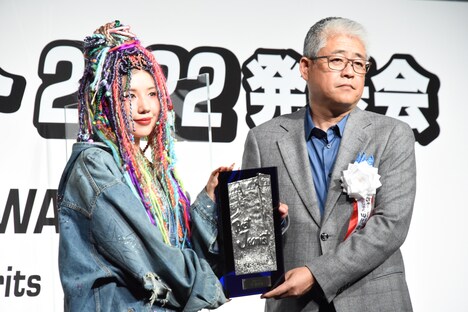 仲里依紗（左）。