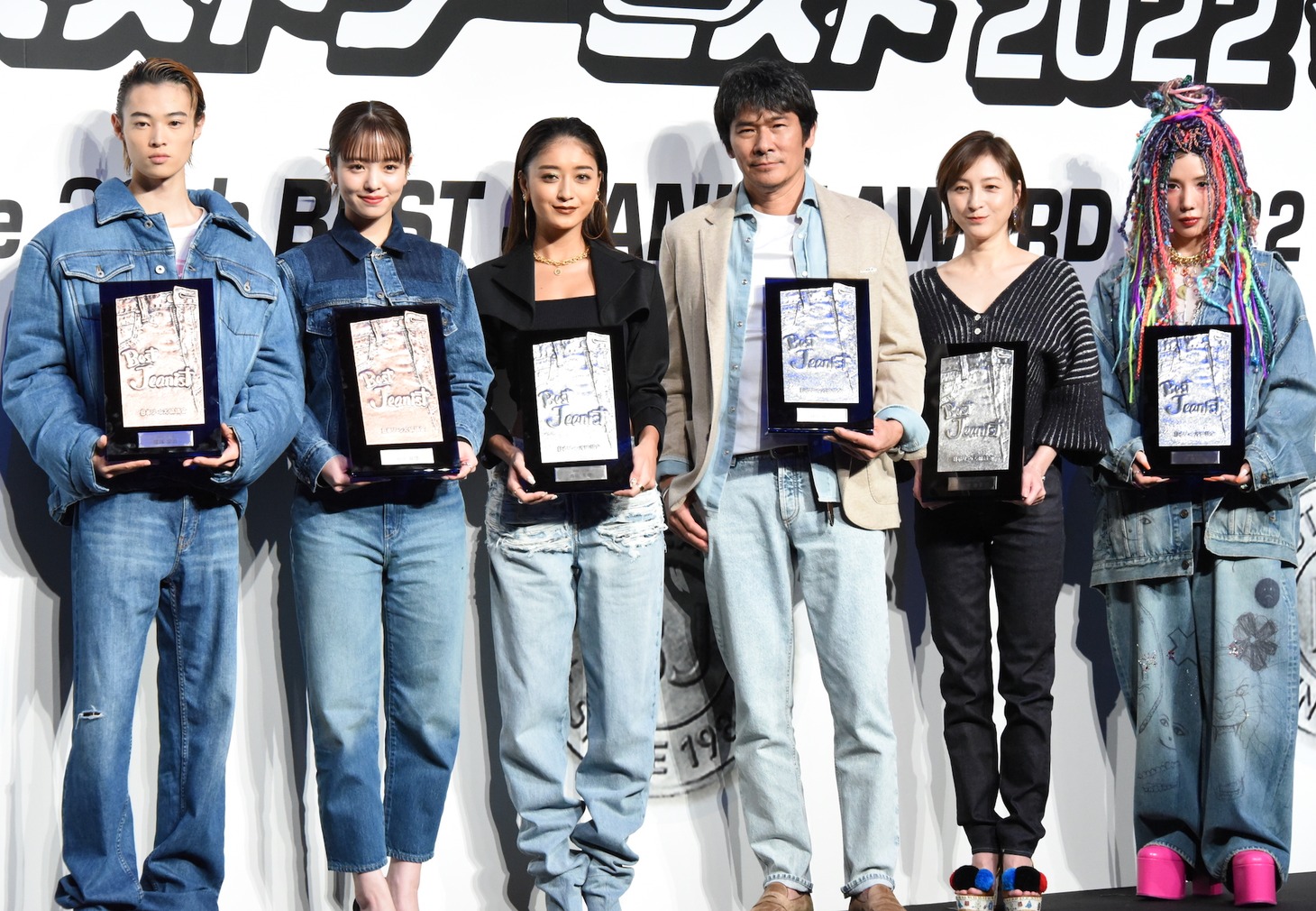左から窪塚愛流、横田真悠、池田美優、伊原剛志、広末涼子、仲里依紗。