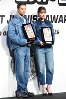 左から窪塚愛流、横田真悠。