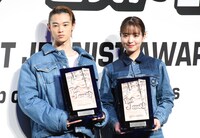 左から窪塚愛流、横田真悠。
