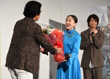 藤岡弘、（左）から花束を受け取る百田夏菜子（中央）。