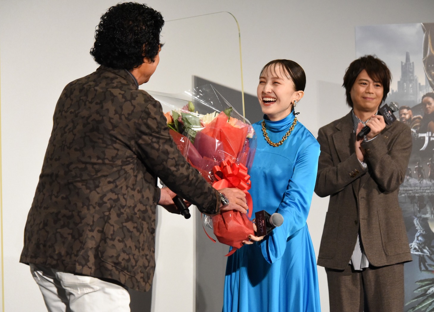 藤岡弘、（左）から花束を受け取る百田夏菜子（中央）。