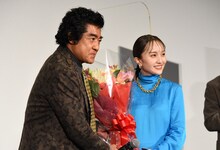 左から藤岡弘、、百田夏菜子。