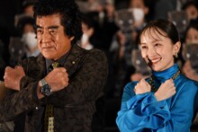 左から藤岡弘、、百田夏菜子。