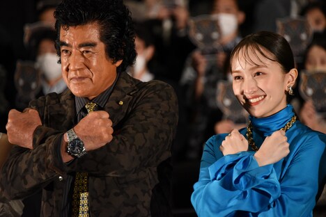 左から藤岡弘、、百田夏菜子。