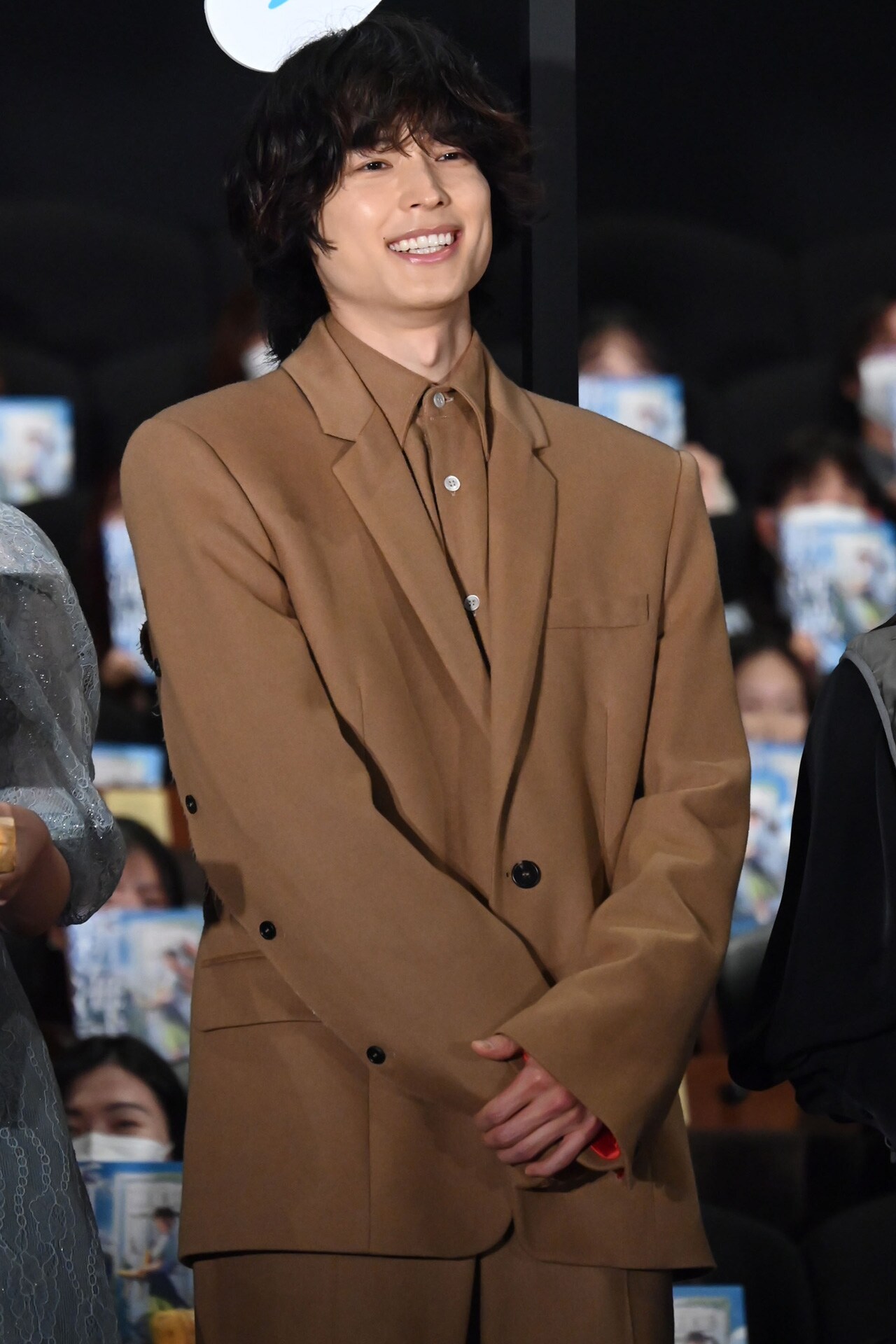 原菜乃華が松村北斗の上品さに「実写版・草太さん」、新海誠も“椅子役